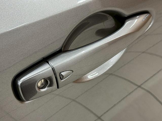 オーラ ニスモ　レカロシート／コネクトナビ／プロパイロット／ワイヤレス充電／コーナーセンサー／ブラインドスポットモニター／スマートキー／プッシュスタート／ＡｐｐｌｅＣａｒＰｌａｙ／パーキングアシスト／オートホールド（32枚目）