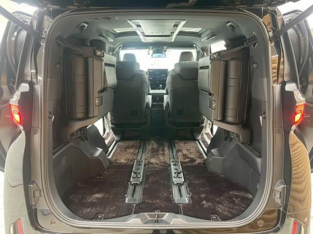 ヴェルファイアハイブリッド Ｚ　プレミア　１３．２型モニタ／ユニバーサルステップ／ムーンルーフ／トヨタチームメイト／ワイヤレス充電／１４インチディスプレイオーディオ／１９インチアルミホイール／全周囲カメラ／ベンチレーション／ブラインドスポット（20枚目）