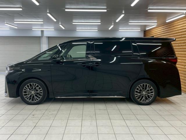 ヴェルファイアハイブリッド Ｚ　プレミア　１３．２型モニタ／ユニバーサルステップ／ムーンルーフ／トヨタチームメイト／ワイヤレス充電／１４インチディスプレイオーディオ／１９インチアルミホイール／全周囲カメラ／ベンチレーション／ブラインドスポット（26枚目）