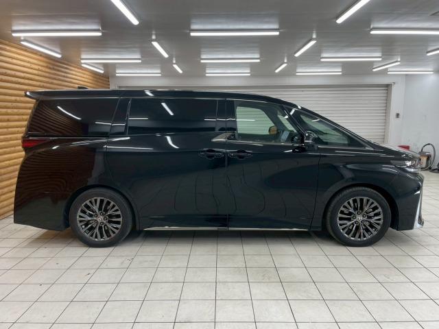 ヴェルファイアハイブリッド Ｚ　プレミア　１３．２型モニタ／ユニバーサルステップ／ムーンルーフ／トヨタチームメイト／ワイヤレス充電／１４インチディスプレイオーディオ／１９インチアルミホイール／全周囲カメラ／ベンチレーション／ブラインドスポット（30枚目）