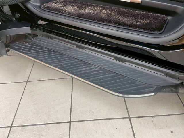 ヴェルファイアハイブリッド Ｚ　プレミア　１３．２型モニタ／ユニバーサルステップ／ムーンルーフ／トヨタチームメイト／ワイヤレス充電／１４インチディスプレイオーディオ／１９インチアルミホイール／全周囲カメラ／ベンチレーション／ブラインドスポット（35枚目）