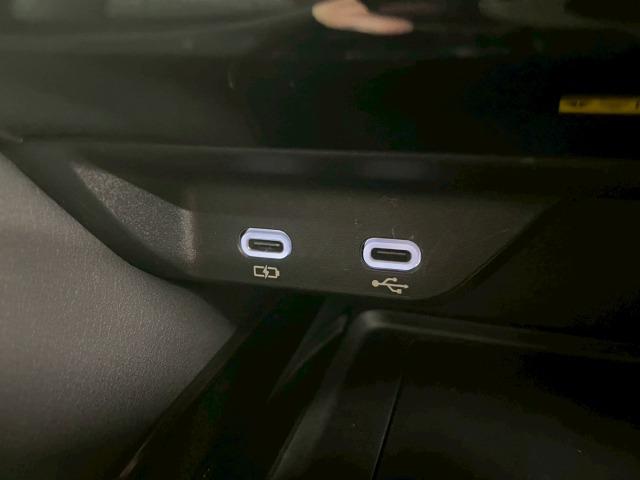 ヴェルファイアハイブリッド Ｚ　プレミア　１３．２型モニタ／ユニバーサルステップ／ムーンルーフ／トヨタチームメイト／ワイヤレス充電／１４インチディスプレイオーディオ／１９インチアルミホイール／全周囲カメラ／ベンチレーション／ブラインドスポット（64枚目）