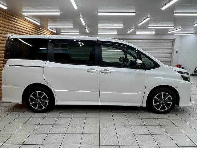 ヴォクシー ZS 純正9インチナビ/12.1インチフリップダウン/クルーズコントロール/両側パワースライドドア/Bluetooth接続/フルセグ/LEDヘッドライト/純正アルミ/フォグランプ/バックカメラ/ETC(18枚目)