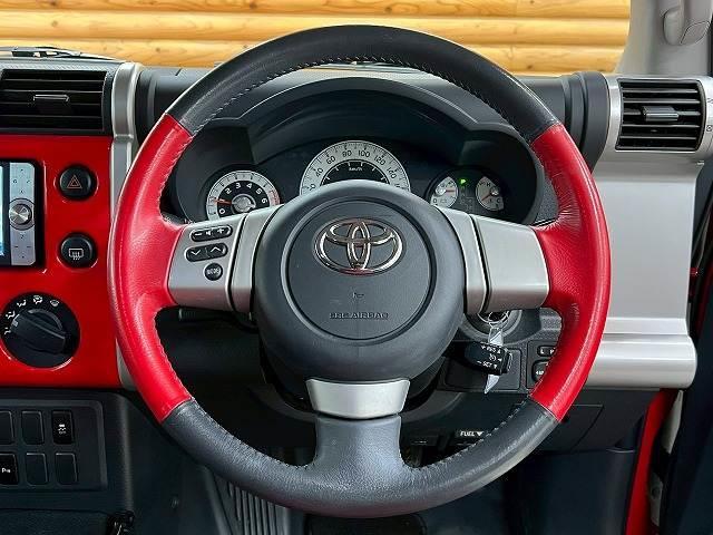 FJクルーザー レッドカラーパッケージ KMCホイール/クルーズコントロール/ETC/コーナーセンサー/横滑り防止装置/キーレス/バックカメラ/ステアリングリモコン/Bluetooth接続/オールテレンブロックタイヤ/(13枚目)