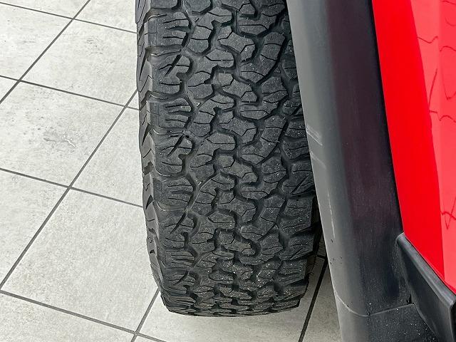 FJクルーザー レッドカラーパッケージ KMCホイール/クルーズコントロール/ETC/コーナーセンサー/横滑り防止装置/キーレス/バックカメラ/ステアリングリモコン/Bluetooth接続/オールテレンブロックタイヤ/(21枚目)
