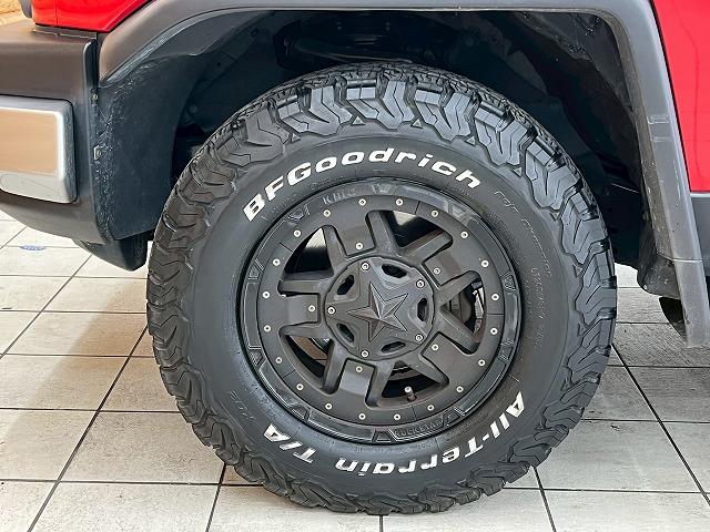 FJクルーザー レッドカラーパッケージ KMCホイール/クルーズコントロール/ETC/コーナーセンサー/横滑り防止装置/キーレス/バックカメラ/ステアリングリモコン/Bluetooth接続/オールテレンブロックタイヤ/(22枚目)