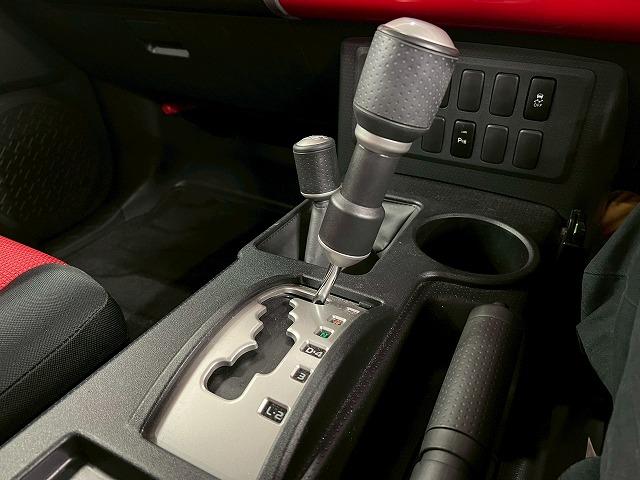 FJクルーザー レッドカラーパッケージ KMCホイール/クルーズコントロール/ETC/コーナーセンサー/横滑り防止装置/キーレス/バックカメラ/ステアリングリモコン/Bluetooth接続/オールテレンブロックタイヤ/(56枚目)