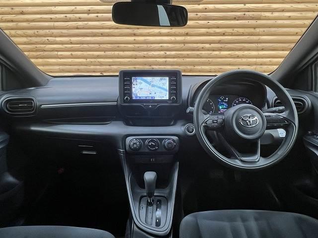 ヤリス Ｘ　ＡｐｐｌｅＣａｒＰｌａｙ／バックカメラ／スマートキー／純正ナビ／プッシュスタート／Ｂｌｕｅｔｏｏｔｈ接続／ステアリングスイッチ／ＥＴＣ車載器／オートライト／オートマチックハイビーム／電動格納ミラー（3枚目）