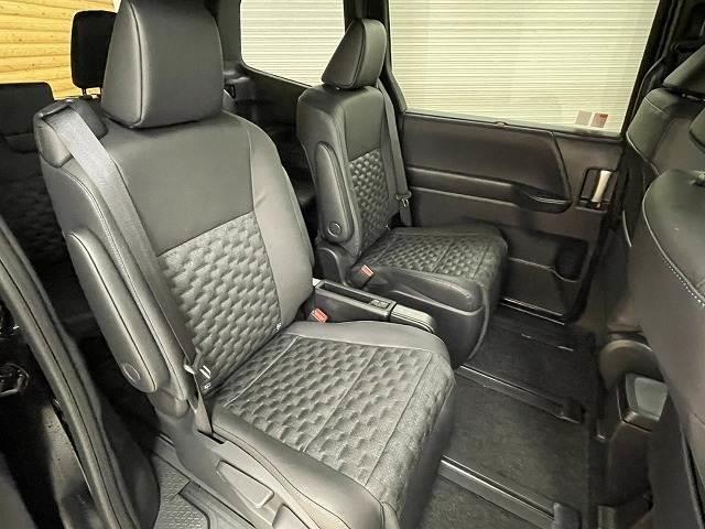 �Z�J���h�V�[�g�͑�l��l������Ă��\���ȃX�y�[�X���m�ۂ���Ă���܂��B�e��u�������ۍR�ۃR�[�e�B���O�v�u�����N���[�j���O�͂������ł��傤��