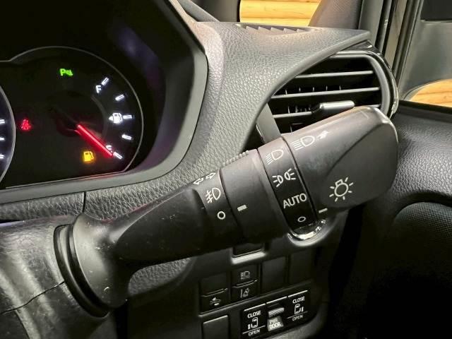 �O�̖��邳�ɂ���Ď����Ń��C�g�̃I���^�I�t���\�ȁy�I�[�g���C�g�z�����B