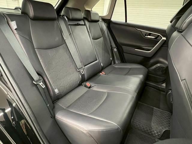 �Z�J���h�V�[�g�͑�l��l������Ă��\���ȃX�y�[�X���m�ۂ���Ă���܂��B�e��u�������ۍR�ۃR�[�e�B���O�v�u�����N���[�j���O�͂������ł��傤��