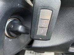 車内へのアクセス楽々、今や必須アイテムの「スマートキー」には、キー複製防止「イモビライザー」まで備わっております。 6
