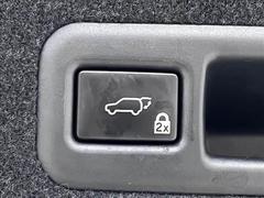 【電動リアゲート】ボタンひとつで大きなゲートも簡単に開閉可能です。高級車ならではの装備は嬉しいですね。 3
