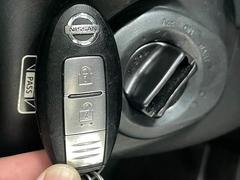 キーを身につけている状態なら、ドアに付いているスイッチを押すだけで、ドアロックの開閉ができる機能。エンジン始動も便利です 6