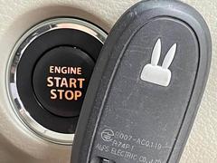 キーを身につけている状態なら、ドアに付いているスイッチを押すだけで、ドアロックの開閉ができる機能。エンジン始動も便利です 4