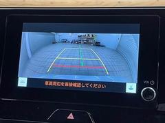 【カラーバックモニター】を装備しております。リアの映像がカラーで映し出されますので日々の駐車も安心安全です。 4