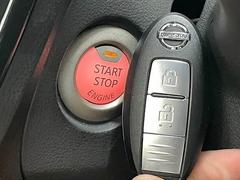 キーを身につけている状態なら、ドアに付いているスイッチを押すだけで、ドアロックの開閉ができる機能。エンジン始動も便利です 5