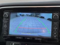 【カラーバックモニター】を装備しております。リアの映像がカラーで映し出されますので日々の駐車も安心安全です。 4