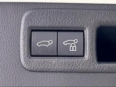 【電動リアゲート】ボタンひとつで大きなゲートも簡単に開閉可能です。高級車ならではの装備は嬉しいですね。 5