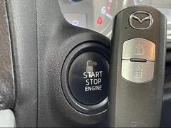 キーを身につけている状態なら、ドアに付いているスイッチを押すだけで、ドアロックの開閉ができる機能。エンジン始動も便利です 6