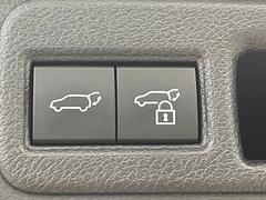 【電動リアゲート】ボタンひとつで大きなゲートも簡単に開閉可能です。高級車ならではの装備は嬉しいですね。 5