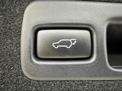 【電動リアゲート】ボタンひとつで大きなゲートも簡単に開閉可能です。背の高いＳＵＶ、ミニバンにあると嬉しいですね。 6