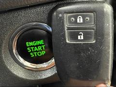 キーを身につけている状態なら、ドアに付いているスイッチを押すだけで、ドアロックの開閉ができる機能。エンジン始動も便利です 7