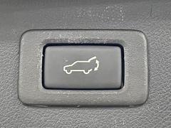 【電動トランク】ボタンひとつでトランクの開閉が可能です。運転席からも操作可能となっております。 7