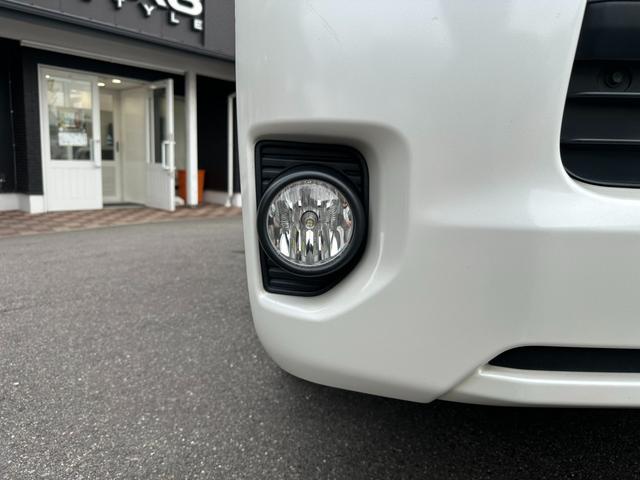 ハイエースバン スーパーＧＬ　ダークプライムＩＩ　寒冷地仕様／小窓付き両側パワースライドドア／ベッドキット／純正７インチナビ／セーフティセンス／リアフォグ／スマートキー／ＬＥＤヘッドランプ／ＥＴＣ／バックカメラ／助手席エアバッグ／ＡＶ１００Ｖ／（28枚目）