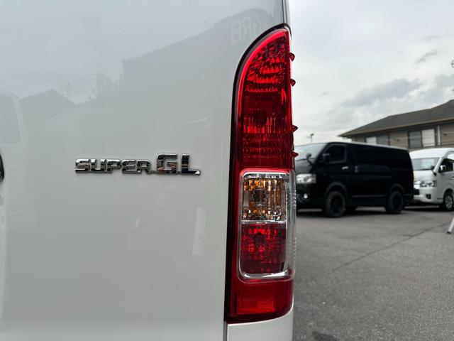 ハイエースバン スーパーＧＬ　ダークプライムＩＩ　寒冷地仕様／小窓付き両側パワースライドドア／ベッドキット／純正７インチナビ／セーフティセンス／リアフォグ／スマートキー／ＬＥＤヘッドランプ／ＥＴＣ／バックカメラ／助手席エアバッグ／ＡＶ１００Ｖ／（33枚目）