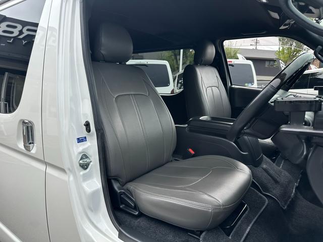 ハイエースバン スーパーＧＬ　ダークプライムＩＩ　寒冷地仕様／Ｒａｙｓ１６インチアルミホイール／アルパイン７インチナビ／前後ドラレコ／ＧＲ８ハーフスポイラー／パノラミックビューモニター／パワースライドドア／デジタルインナーミラー／ベッドキット／（18枚目）