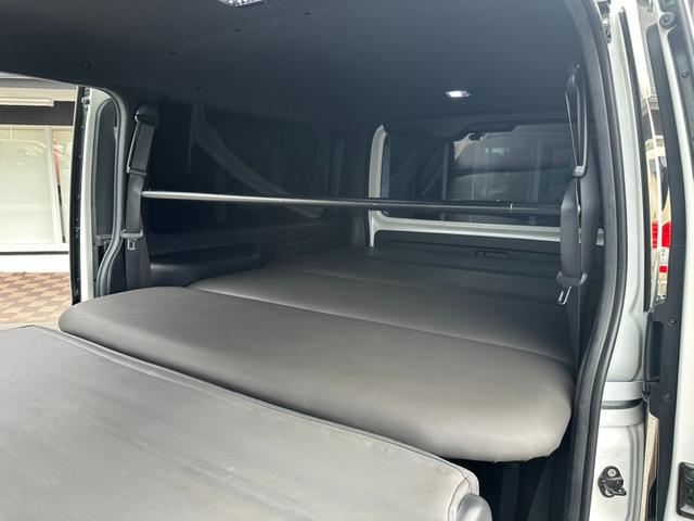 ハイエースバン スーパーＧＬ　ダークプライムＩＩ　寒冷地仕様／Ｒａｙｓ１６インチアルミホイール／アルパイン７インチナビ／前後ドラレコ／ＧＲ８ハーフスポイラー／パノラミックビューモニター／パワースライドドア／デジタルインナーミラー／ベッドキット／（57枚目）