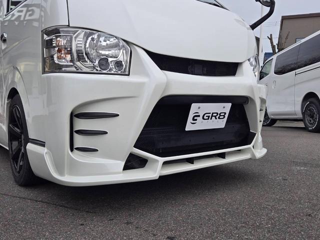 ハイエースバン スーパーＧＬ　ダークプライムＩＩ　ローダウン／ＥＳＳＥＸフロントバンパー／ＥＣ１８インチアルミ／社外リアバンパー／バッドフェイス／ドアミラーウインカー／純正７インチナビ／ＥＴＣ／Ｂカメラ／両側パワスラ／ヴァレンティテールランプ（4枚目）