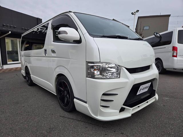 ハイエースバン スーパーＧＬ　ダークプライムＩＩ　ローダウン／ＥＳＳＥＸフロントバンパー／ＥＣ１８インチアルミ／社外リアバンパー／バッドフェイス／ドアミラーウインカー／純正７インチナビ／ＥＴＣ／Ｂカメラ／両側パワスラ／ヴァレンティテールランプ（9枚目）