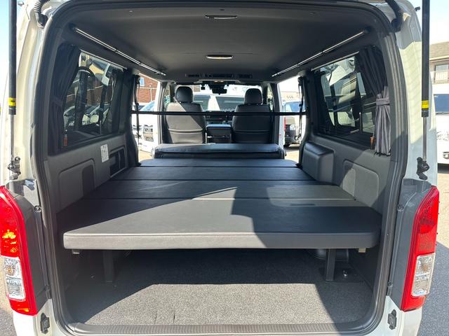 ハイエースバン スーパーＧＬ　ダークプライムＩＩ　ローダウン／ベッド／パノラミックビューモニター／デジタルインナーミラー／社外製コンソール／１６インチアルミホイール／カロッツェリアナビ／スライドドア／トヨタセーフティセンス／インナーブラックヘッド（4枚目）