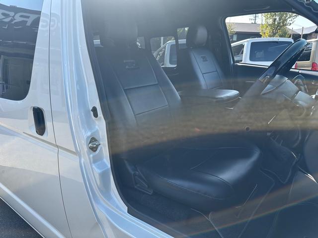 ハイエースバン スーパーＧＬ　ダークプライムＩＩ　ローダウン／ベッド／パノラミックビューモニター／デジタルインナーミラー／社外製コンソール／１６インチアルミホイール／カロッツェリアナビ／スライドドア／トヨタセーフティセンス／インナーブラックヘッド（18枚目）