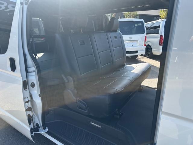 ハイエースバン スーパーＧＬ　ダークプライムＩＩ　ローダウン／ベッド／パノラミックビューモニター／デジタルインナーミラー／社外製コンソール／１６インチアルミホイール／カロッツェリアナビ／スライドドア／トヨタセーフティセンス／インナーブラックヘッド（19枚目）