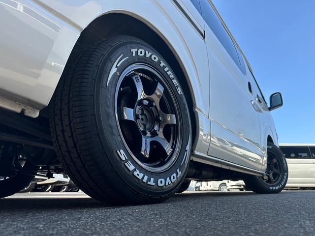 ハイエースバン スーパーＧＬ　ダークプライムＩＩ　ローダウン／ベッド／パノラミックビューモニター／デジタルインナーミラー／社外製コンソール／１６インチアルミホイール／カロッツェリアナビ／スライドドア／トヨタセーフティセンス／インナーブラックヘッド（26枚目）