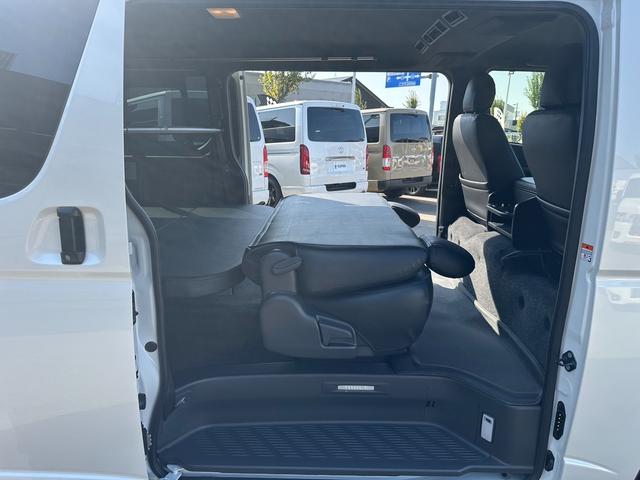ハイエースバン スーパーＧＬ　ダークプライムＩＩ　ローダウン／ベッド／パノラミックビューモニター／デジタルインナーミラー／社外製コンソール／１６インチアルミホイール／カロッツェリアナビ／スライドドア／トヨタセーフティセンス／インナーブラックヘッド（57枚目）