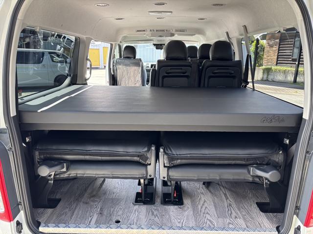 ハイエースワゴン GL 未登録新車/4WD/4列10人乗り/フリップダウンモニター/パワースライドドア/ベッド/シートカバー/床張り/ユーロボンネット/フロントリップ/ファブレス16インチアルミホイール/マッドフラップ(4枚目)