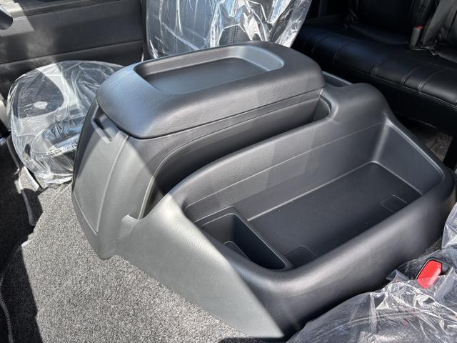 ハイエースワゴン GL 未登録新車/4WD/4列10人乗り/フリップダウンモニター/パワースライドドア/ベッド/シートカバー/床張り/ユーロボンネット/フロントリップ/ファブレス16インチアルミホイール/マッドフラップ(42枚目)