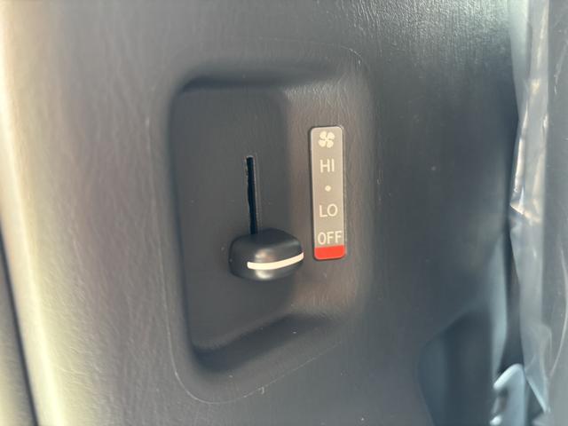 ハイエースワゴン GL 未登録新車/4WD/4列10人乗り/フリップダウンモニター/パワースライドドア/ベッド/シートカバー/床張り/ユーロボンネット/フロントリップ/ファブレス16インチアルミホイール/マッドフラップ(54枚目)