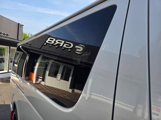 ハイエースバン スーパーGL ダークプライムII 未登録新車/4WD/アルパインBIGXナビ/GR8センターコンソール/ベッドキット/TRDフロントスポイラー/マッドフラップ/ナイトロパワー16インチアルミ/RTタイヤ/両側パワースライドドア/(32枚目)