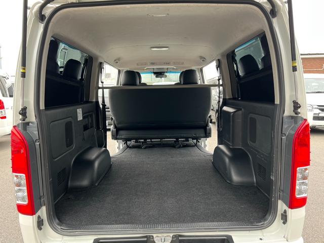 ハイエースバン スーパーGL ダークプライム TRDフロントスポイラー/TRDマッドフラップ/XTREME-J16インチアルミホイール/純正地デジナビ/レザー調シートカバー/ドアポケットアームレスト/助手席エアバッグ/LEDヘッドライト(20枚目)