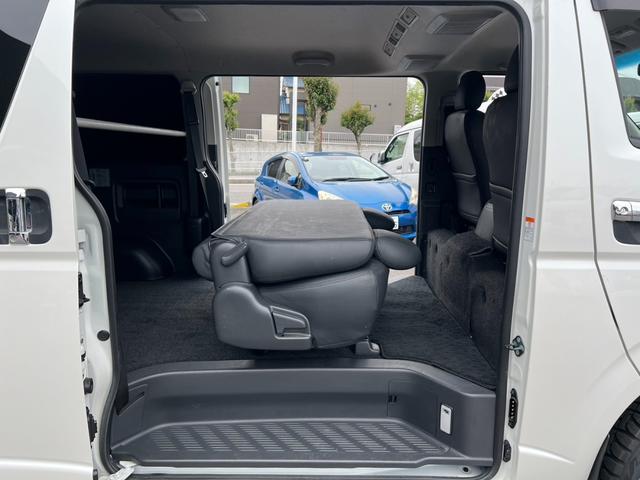 ハイエースバン スーパーGL ダークプライム TRDフロントスポイラー/TRDマッドフラップ/XTREME-J16インチアルミホイール/純正地デジナビ/レザー調シートカバー/ドアポケットアームレスト/助手席エアバッグ/LEDヘッドライト(55枚目)