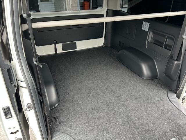 ハイエースバン スーパーGL ダークプライム TRDフロントスポイラー/TRDマッドフラップ/XTREME-J16インチアルミホイール/純正地デジナビ/レザー調シートカバー/ドアポケットアームレスト/助手席エアバッグ/LEDヘッドライト(57枚目)