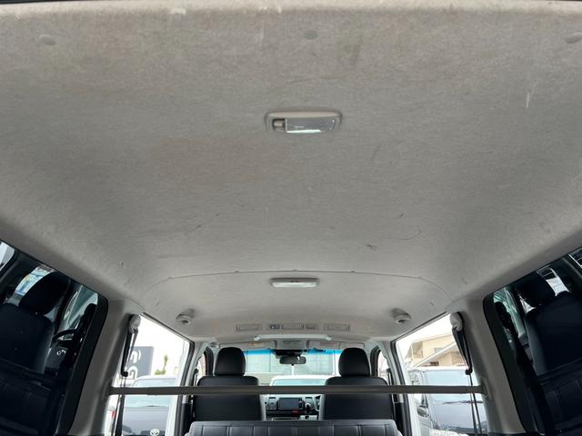 ハイエースバン スーパーGL ダークプライム TRDフロントスポイラー/TRDマッドフラップ/XTREME-J16インチアルミホイール/純正地デジナビ/レザー調シートカバー/ドアポケットアームレスト/助手席エアバッグ/LEDヘッドライト(58枚目)