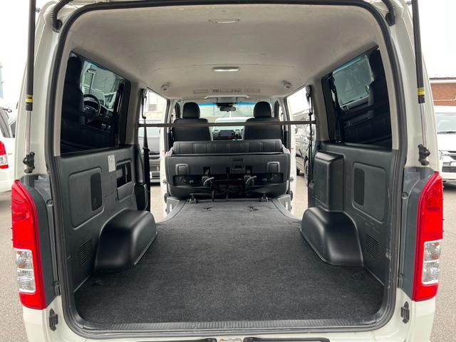 ハイエースバン スーパーGL ダークプライム TRDフロントスポイラー/TRDマッドフラップ/XTREME-J16インチアルミホイール/純正地デジナビ/レザー調シートカバー/ドアポケットアームレスト/助手席エアバッグ/LEDヘッドライト(60枚目)