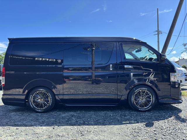 ハイエースバン ワイドスーパーＧＬ　ダークプライム　ローダウン／ＷＡＬＤエアロキット／ＷＡＬＤ１７インチアルミホイール／ＡＬＰＩＮＥナビ／小窓付きスライドドア／ベッドキット／カーゴマット／ドアミラーウインカー／オーバーフェンダー／ルーフスポイラー（23枚目）