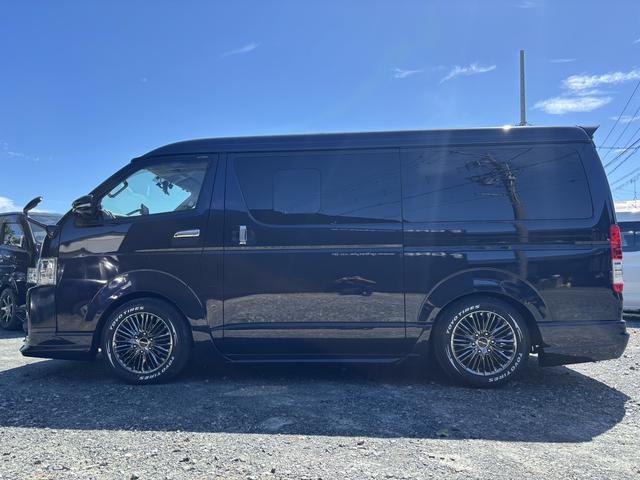 ハイエースバン ワイドスーパーＧＬ　ダークプライム　ローダウン／ＷＡＬＤエアロキット／ＷＡＬＤ１７インチアルミホイール／ＡＬＰＩＮＥナビ／小窓付きスライドドア／ベッドキット／カーゴマット／ドアミラーウインカー／オーバーフェンダー／ルーフスポイラー（24枚目）